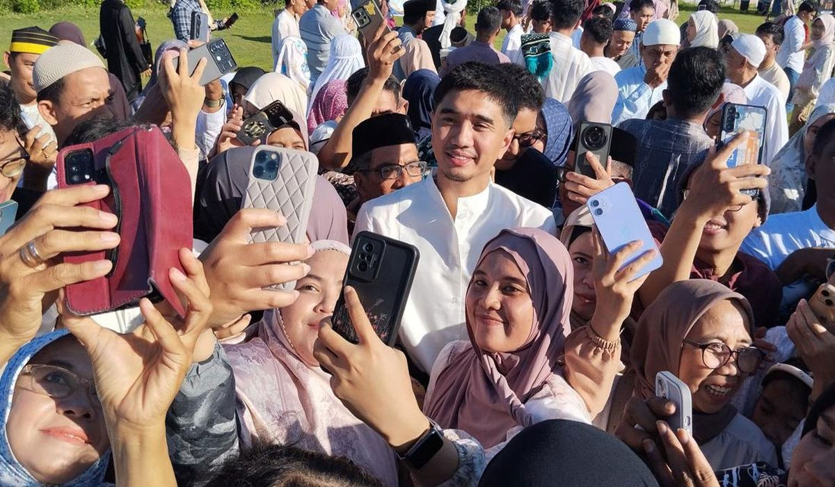 Viral! Duta Sheila On 7 Diserbu Warga Usai Salat Id, Momen Ini Bikin Haru Viral! Duta Sheila On 7 Diserbu Warga Usai Salat Id, Momen Ini Bikin Haru